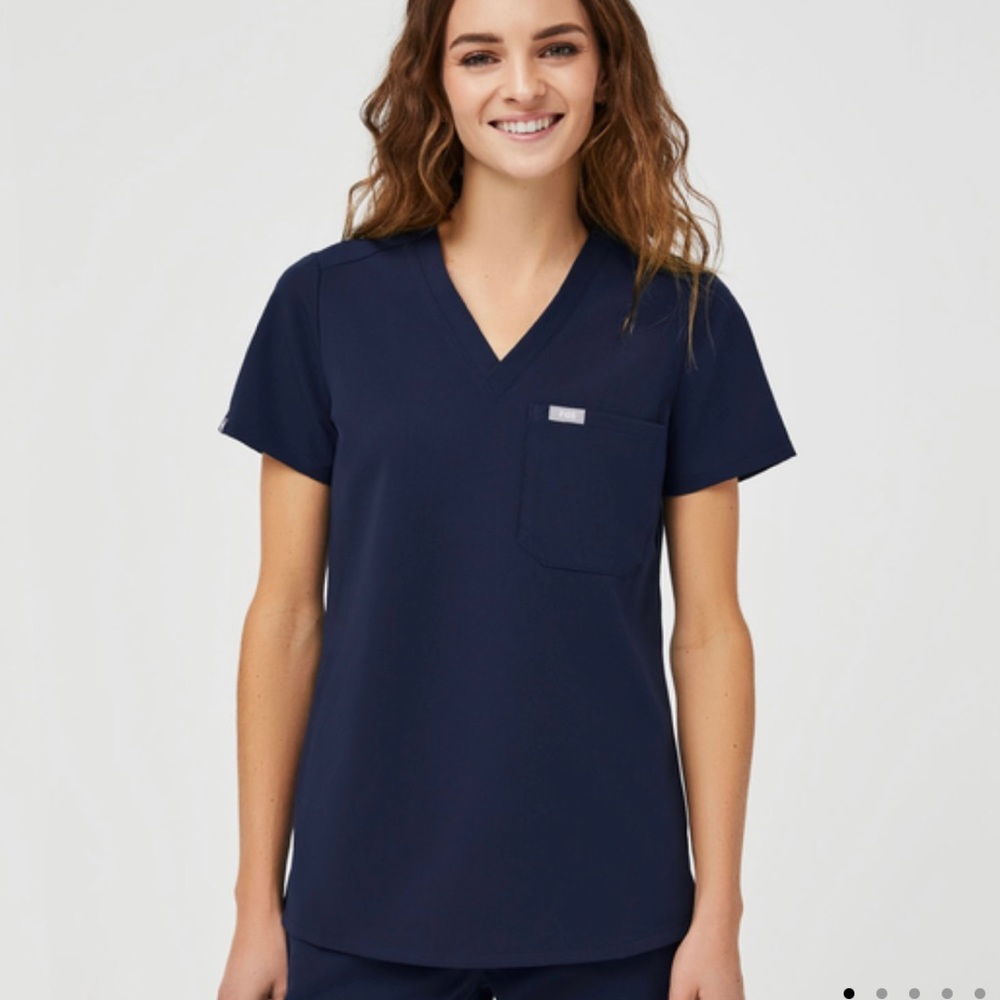Figs Scrubs. Catarina One Pocket Scrub Top. Navy. Size Large.